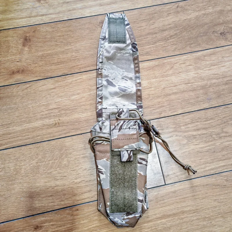 Detalle del acabado y costuras de la bolsa para revistas elástica