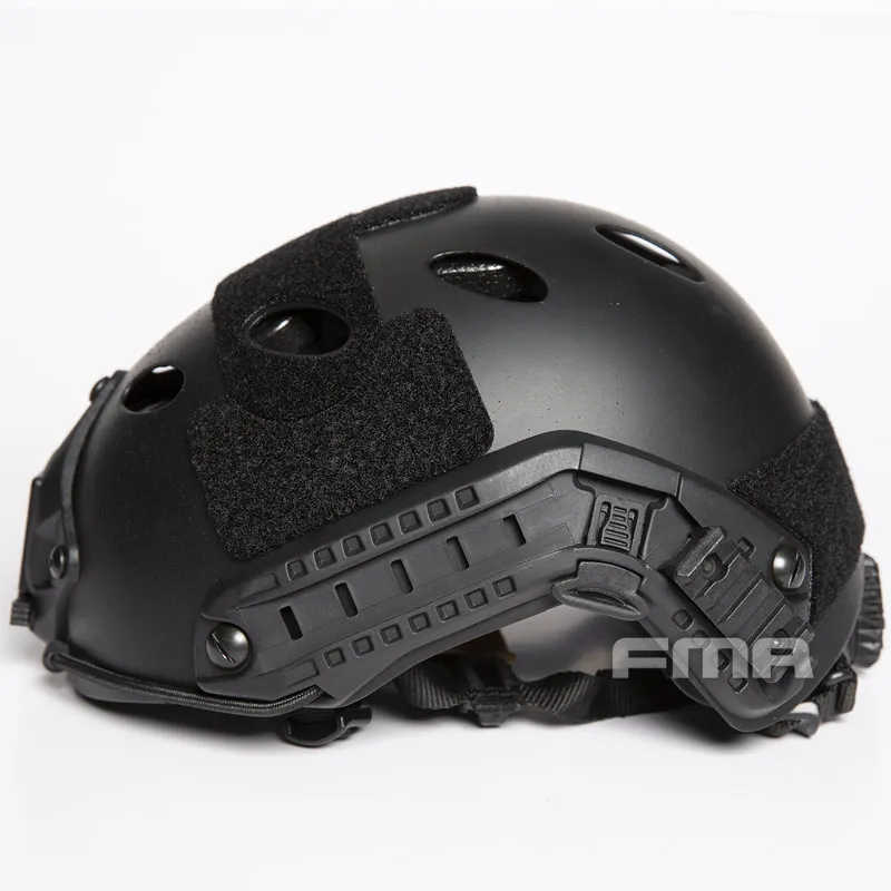 Casco de fibra de carbono con ventilación perforada