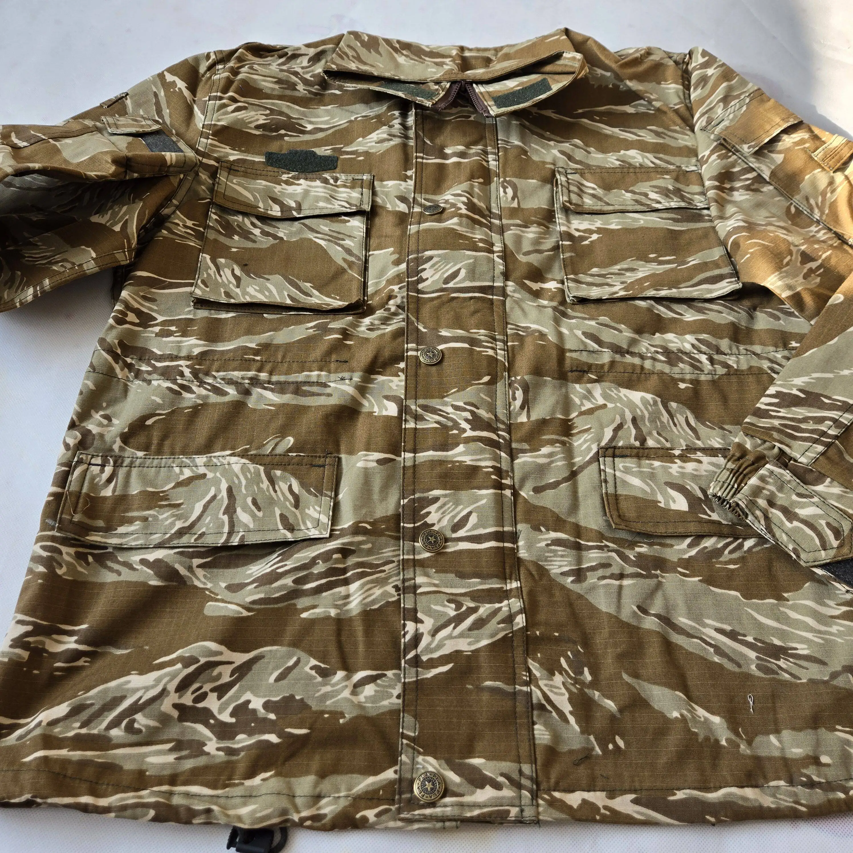 Vista completa del uniforme de camuflaje con detalles de bolsillos