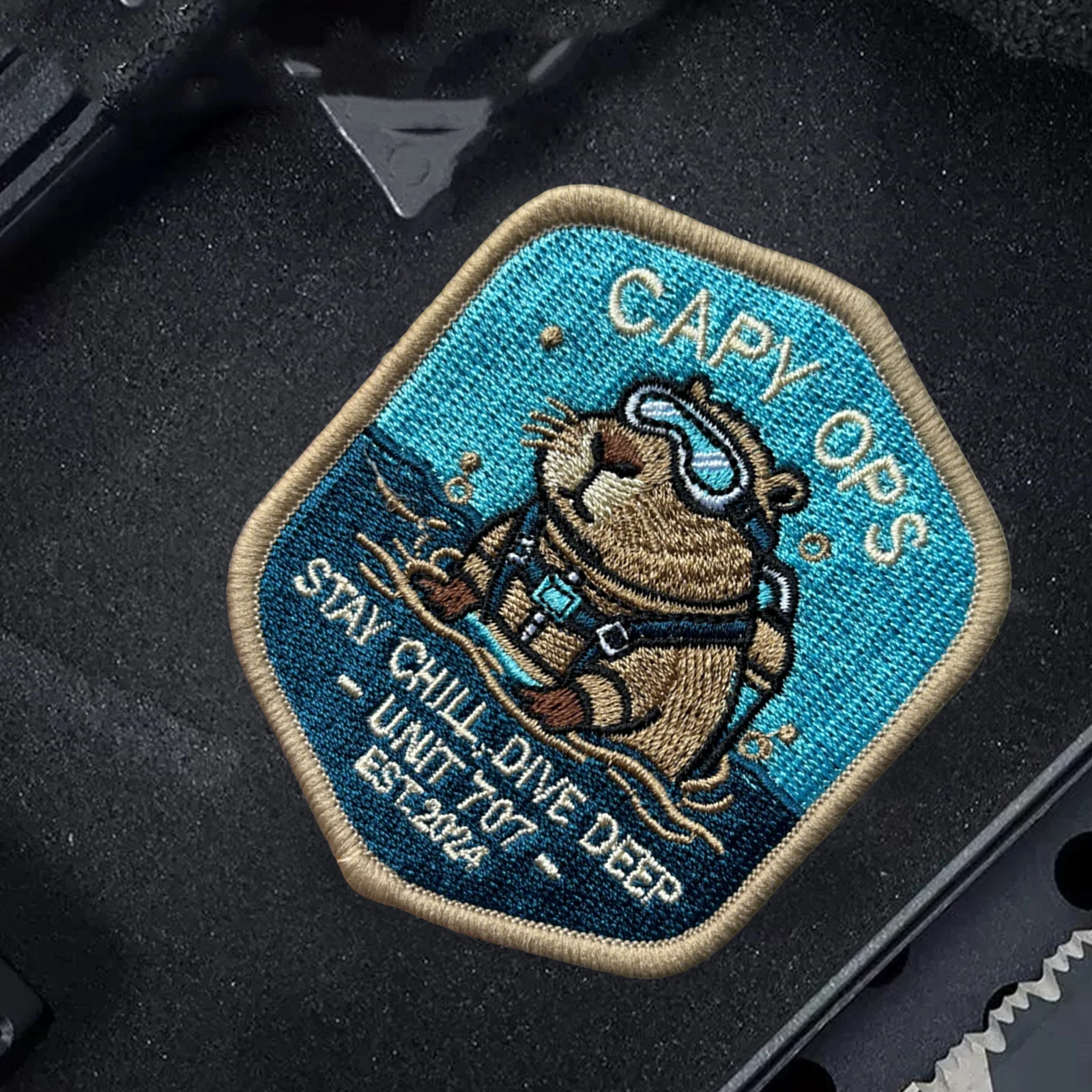 Parche táctico Capybara Buzo Capy Ops velcro – Capibara chill - imagen 2