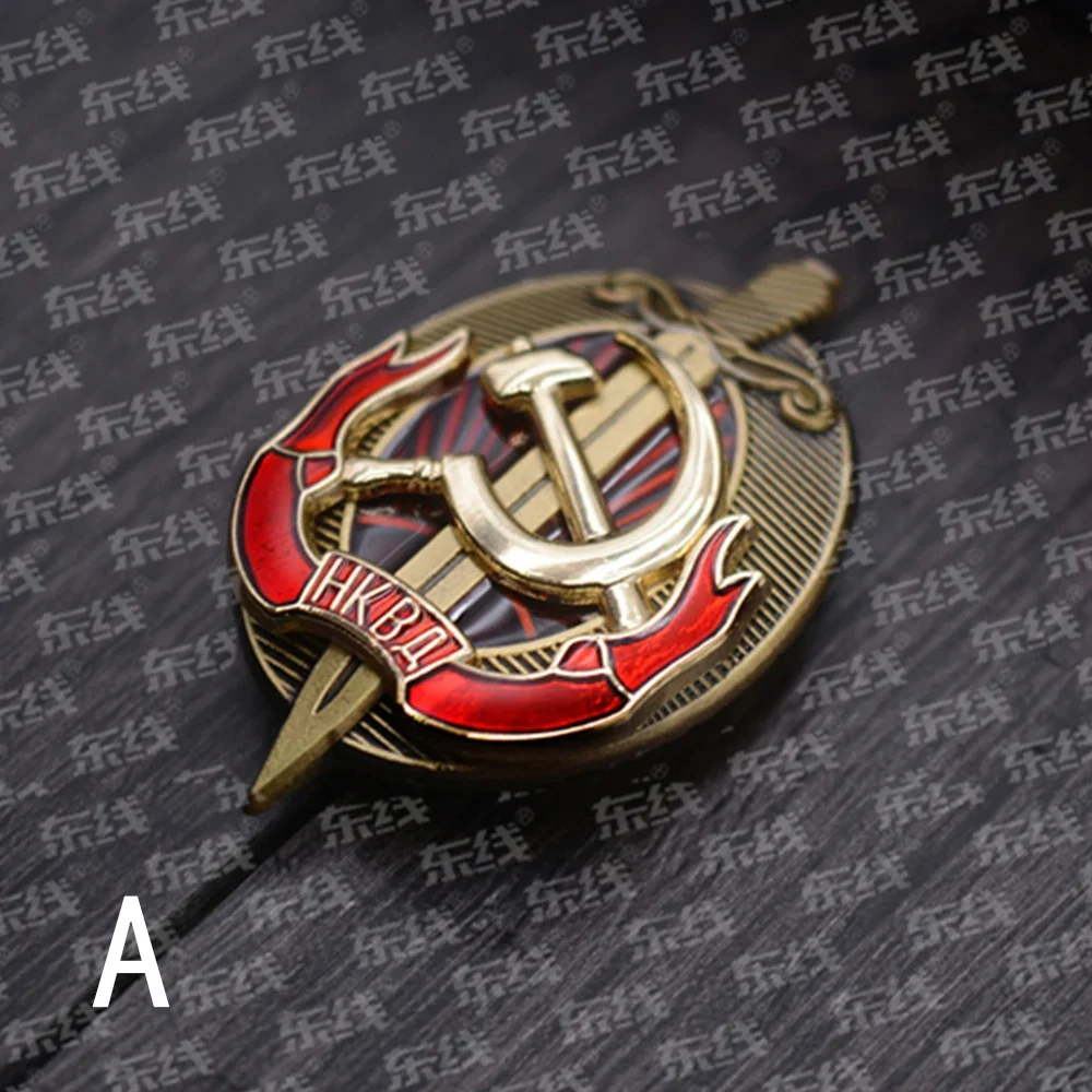 PIN metálico con diseño de escudo y espada KGB