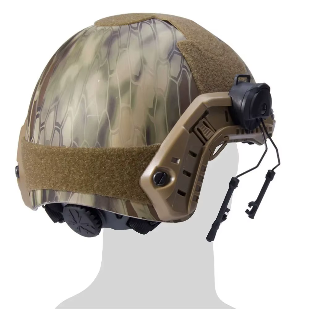 Soporte instalado en un casco con rieles laterales