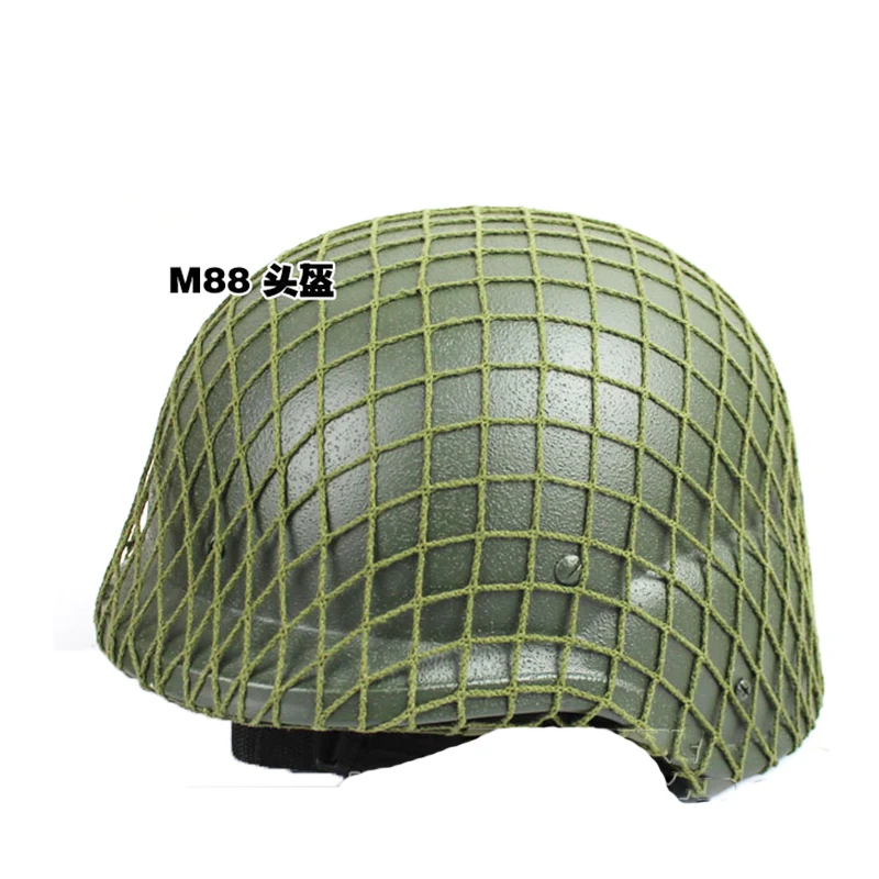 Funda colocada sobre casco M88 mostrando ajuste