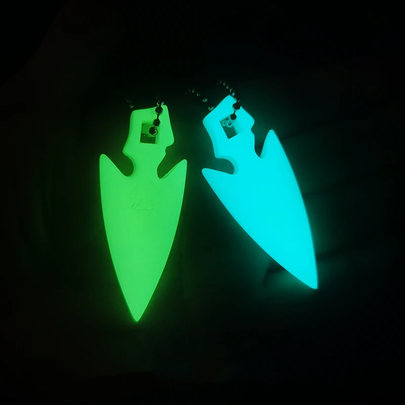 Llavero fluorescente con flecha frontal luminosa verde y azul para mochila - imagen 4