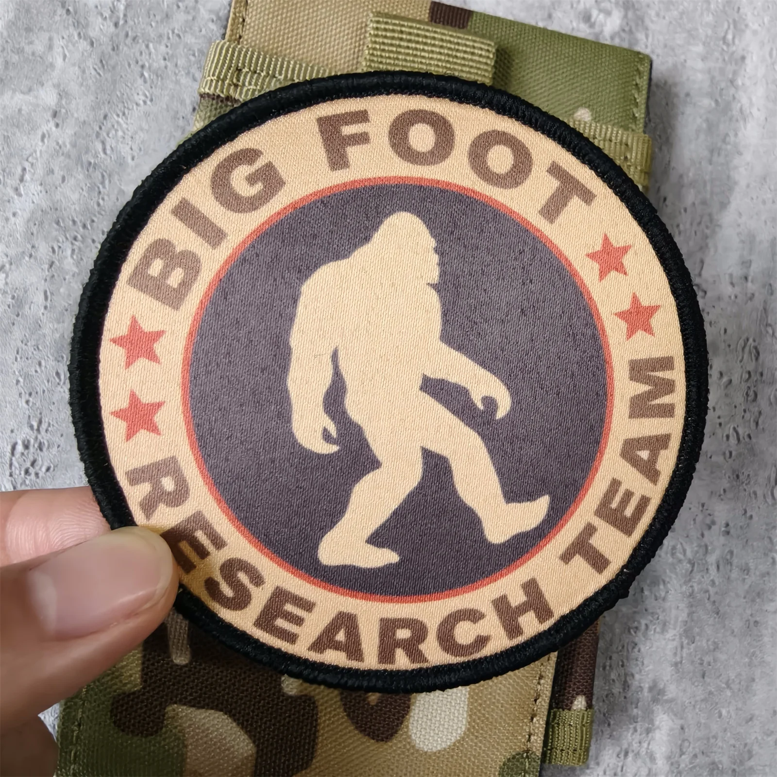 Parche táctico Bigfoot Sasquatch con velcro para mochilas - imagen 2