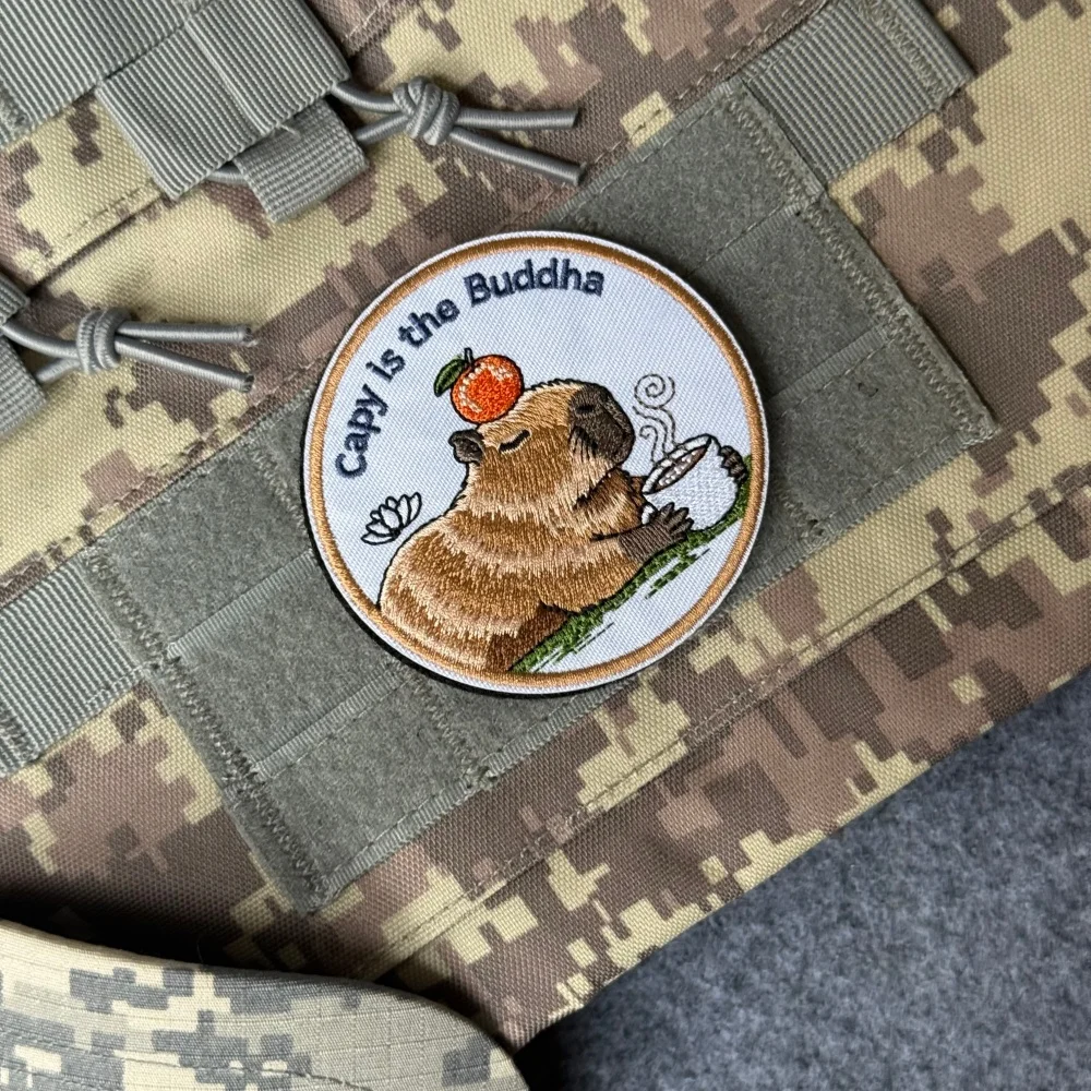 Parche táctico bordado capibara buda morale con velcro - imagen 5