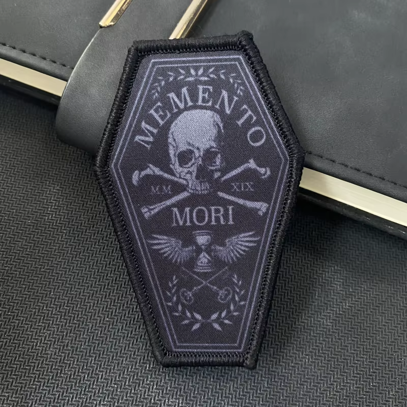 Parche táctico Memento Mori con velcro para mochila y ropa - imagen 4