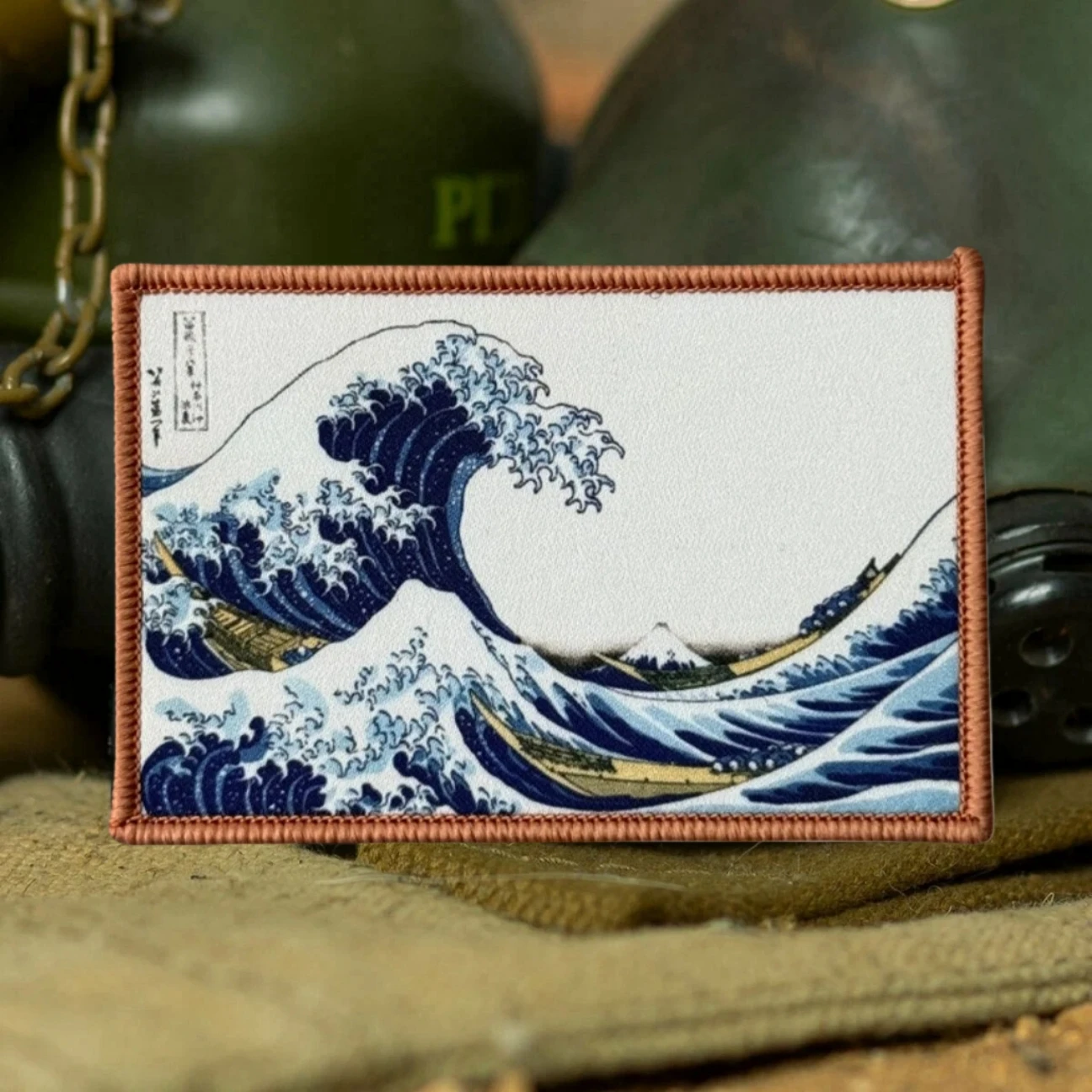 Parche de ondas de mar aplicado sobre mochila táctica