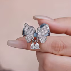 Dijes para auriculares mariposa plateada con cristal y acento gota