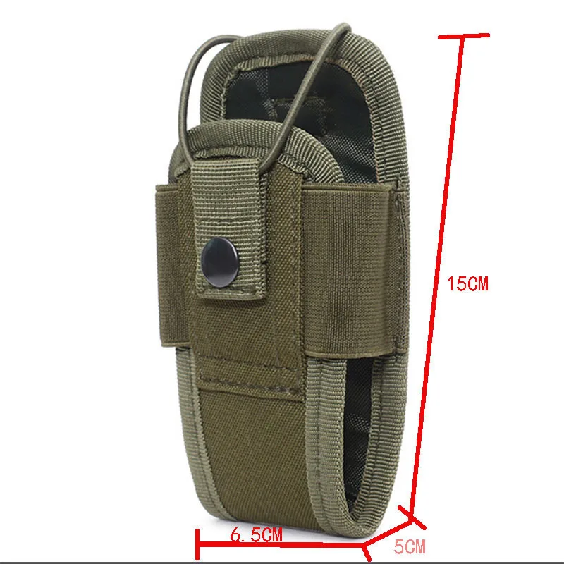 Funda táctica MOLLE en uso con sistema de fijación