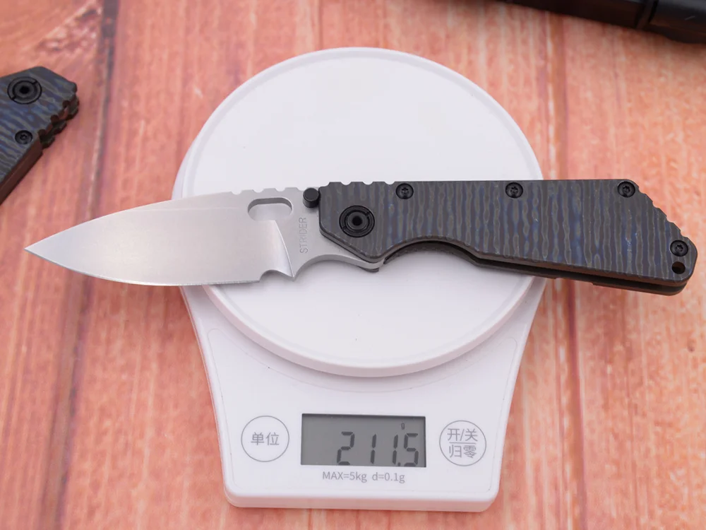 Cuchillo plegable JUFULE Strider SMF en escena de uso exterior