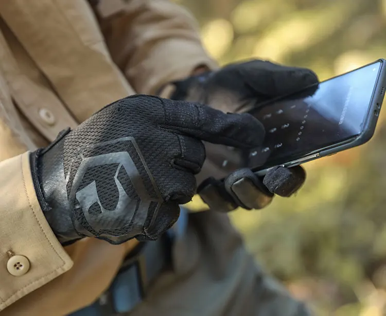 Guantes tácticos mostrando la palma y el cierre de velcro