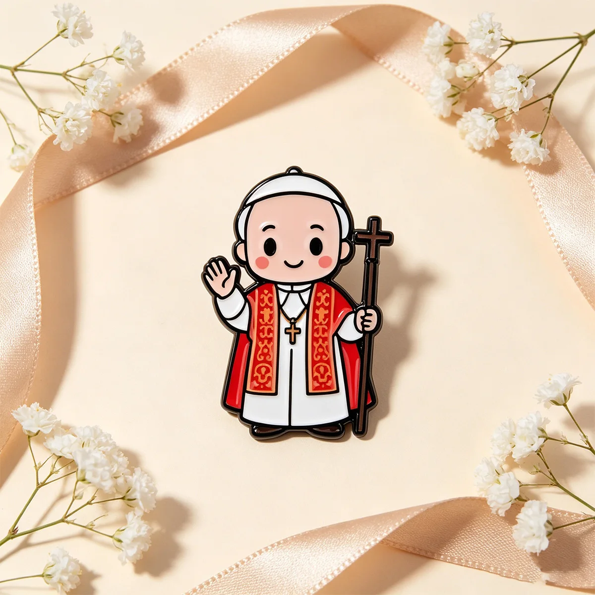 Vista cenital del pin de esmalte con forma de papa sobre superficie blanca mostrando el brillo del esmalte