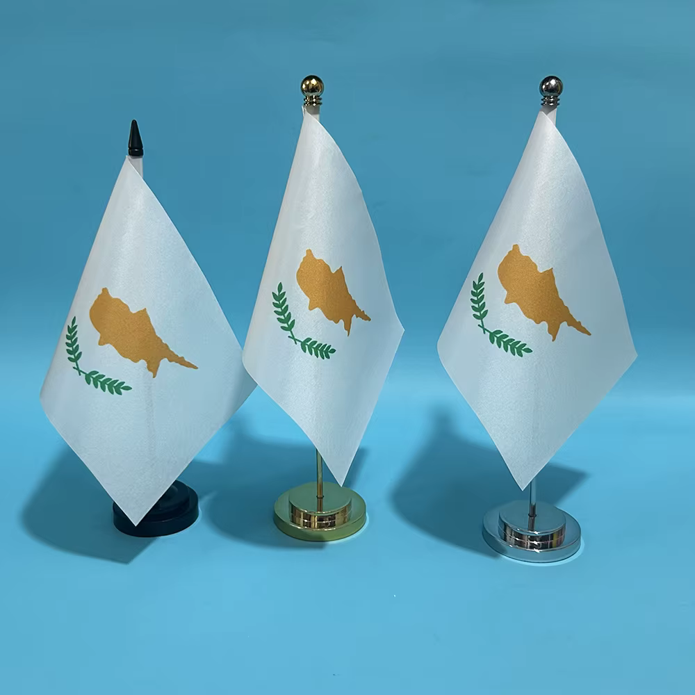 Bandera de Chipre de escritorio SKY FLAG en tamaño 14x21 cm
