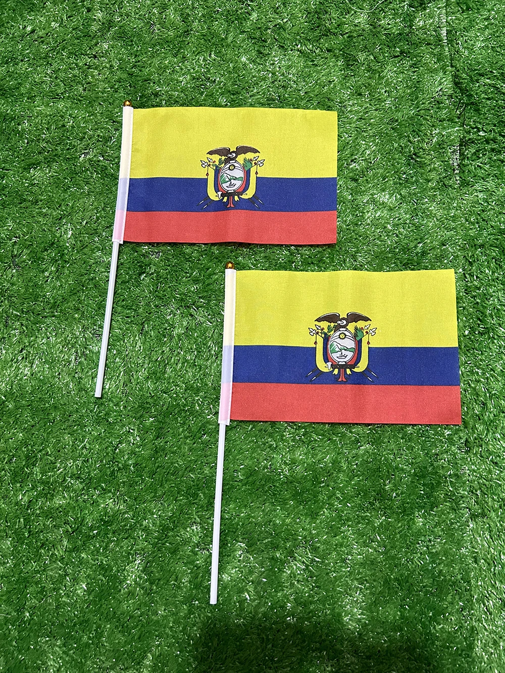 Bandera de mano de Ecuador 21x14 cm con poste plástico para deporte - imagen 3