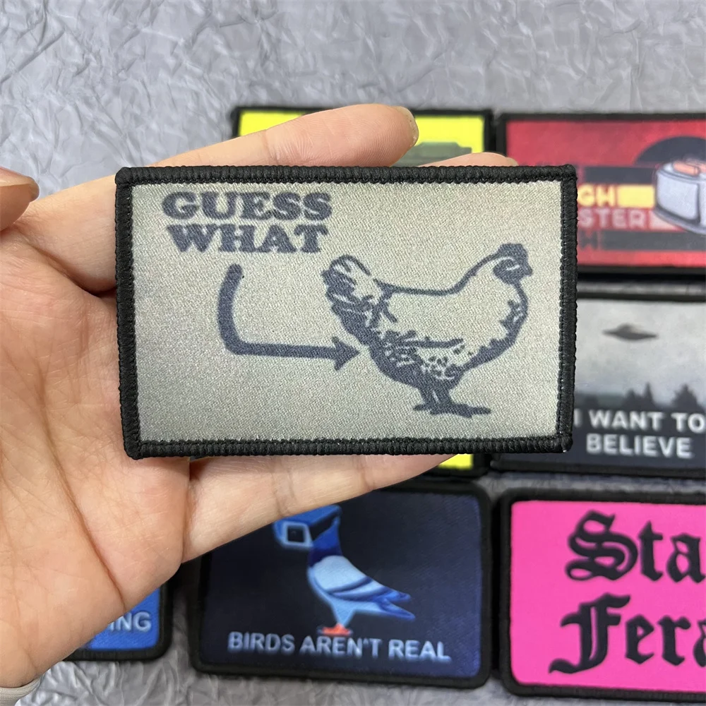 Detalle del reverso con sistema de gancho y bucle