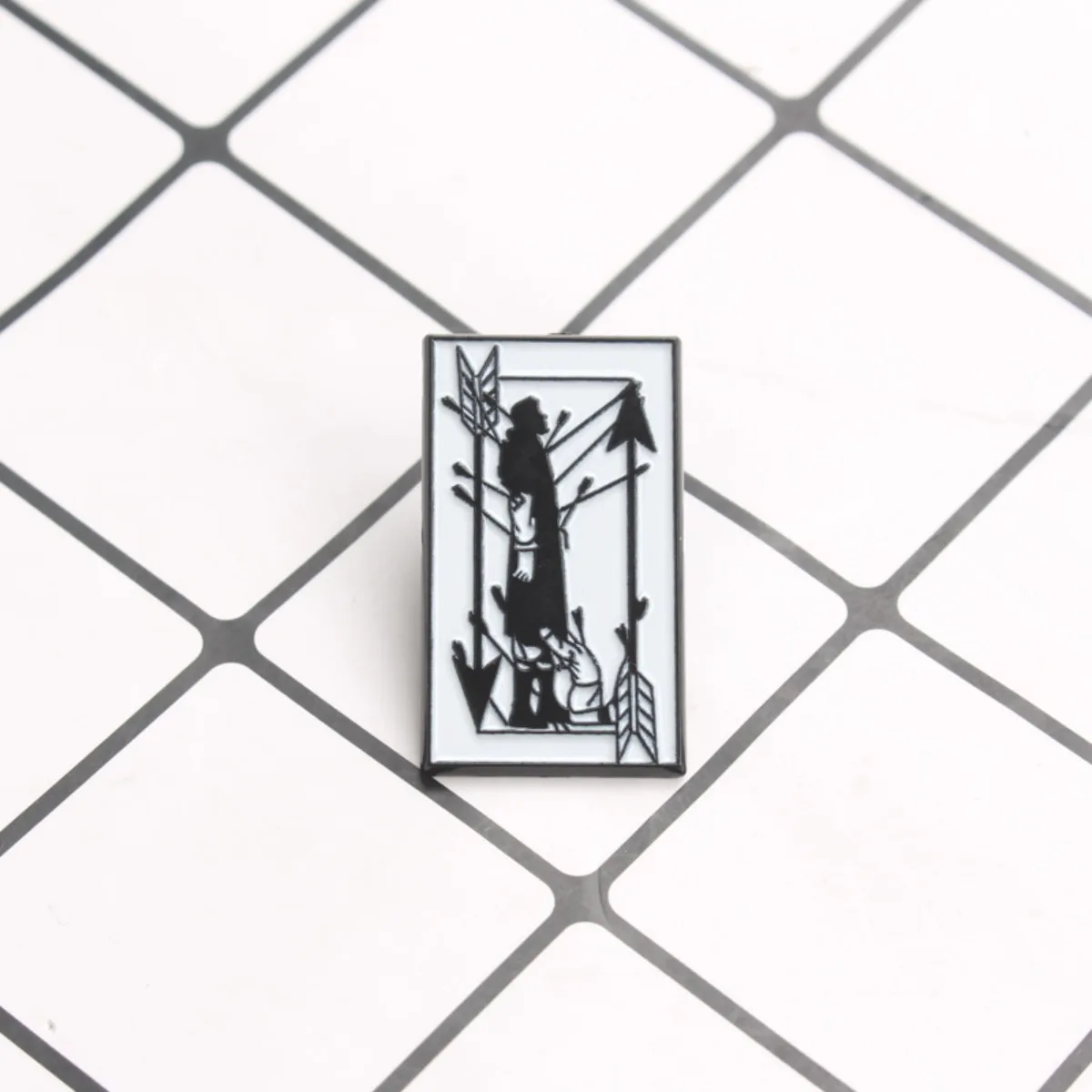 Broche vintage de silueta blanco y negro con conejo