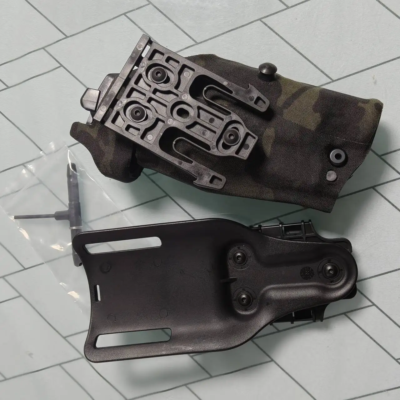Vista en ángulo que muestra cómo queda la pistola insertada
