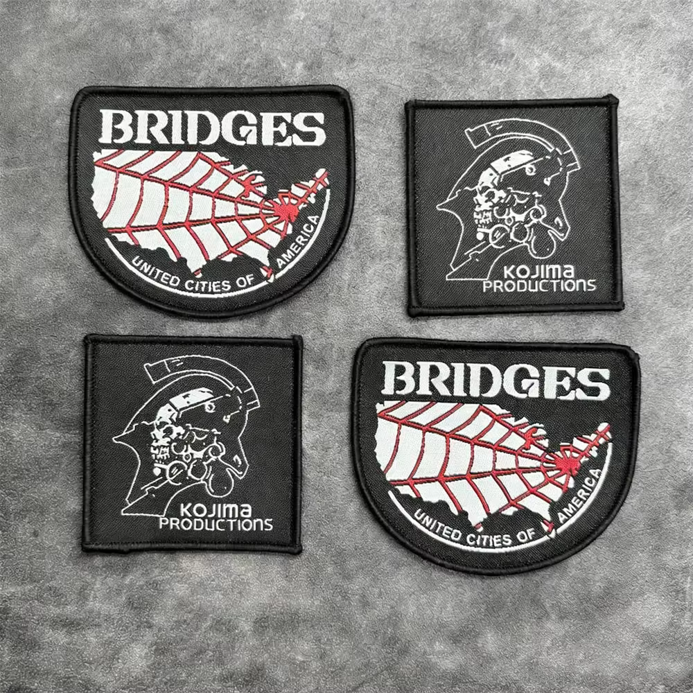 Parche bordado de Death Stranding en negro con detalles dorados