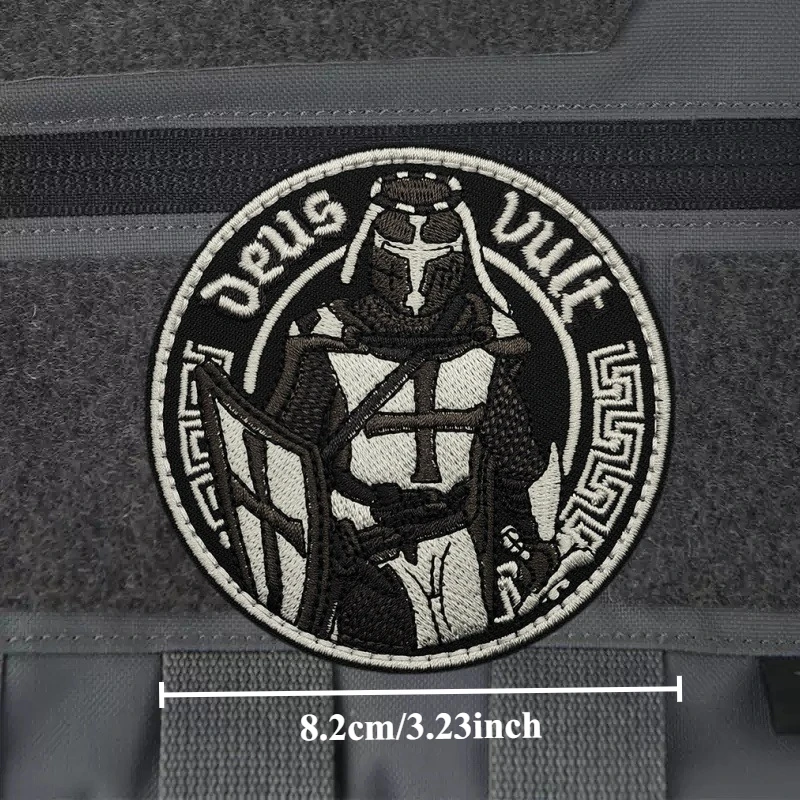 Parche DEUS VULT sobre superficie textil mostrando el reverso de velcro