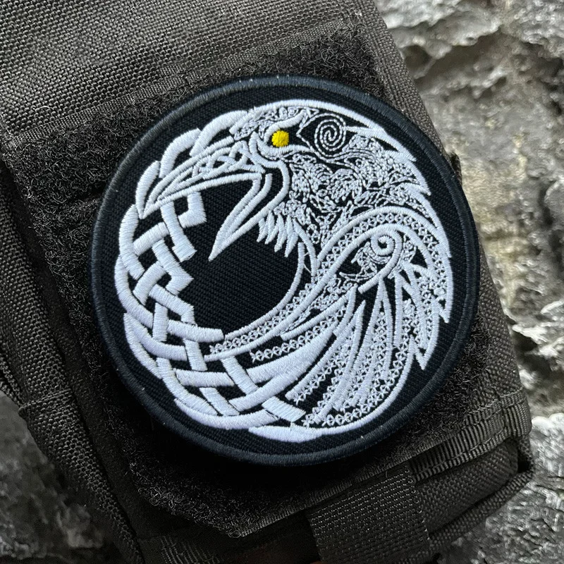 Parche militar vikingo con cuervo – Velcro MOLLE para mochilas - imagen 2