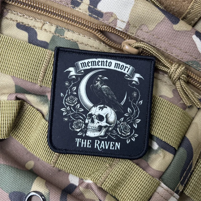 Parche táctico militar Memento Mori con cuervo, gancho y bucle - imagen 2
