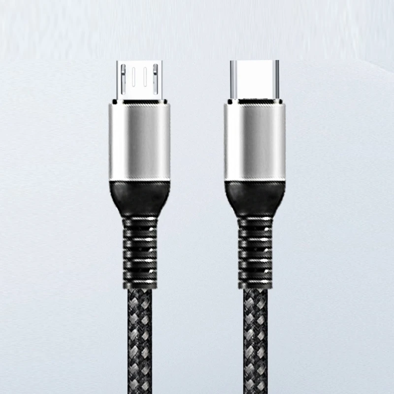 Uso práctico del cable en un escritorio con varios dispositivos