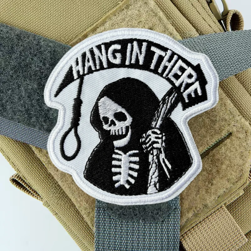 Parche táctico bordado calavera Hang in There con velcro moral - imagen 4