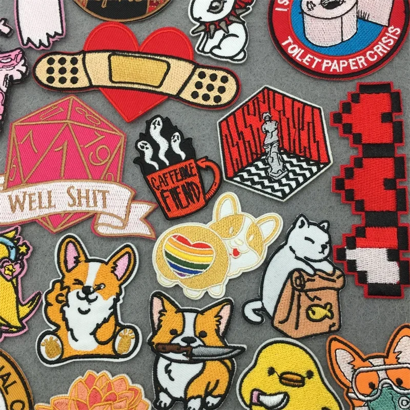 Diseños variados de parches bordados