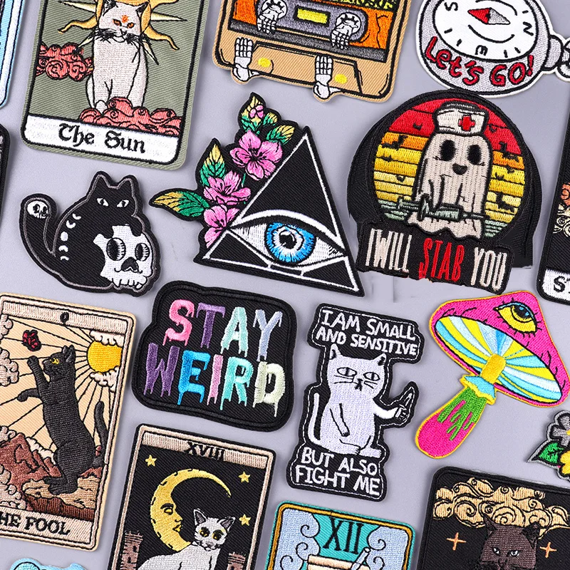 Parche bordado gato/Tarot “Stay Weird” sobre prenda