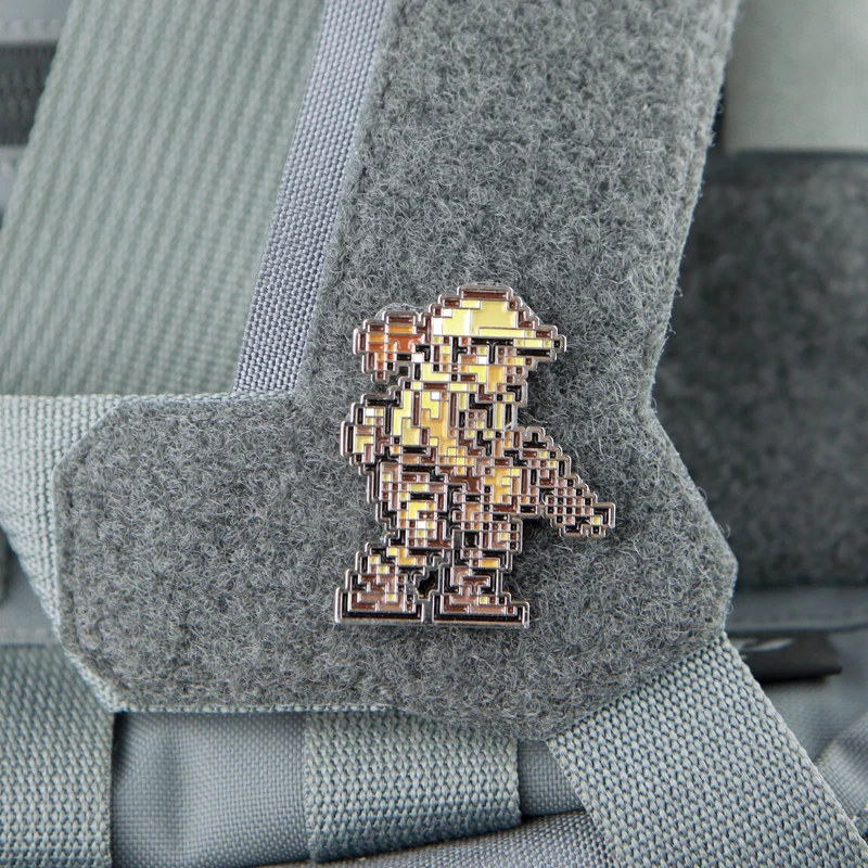 Parche metálico táctico pixel arcade con gancho para mochilas - imagen 4