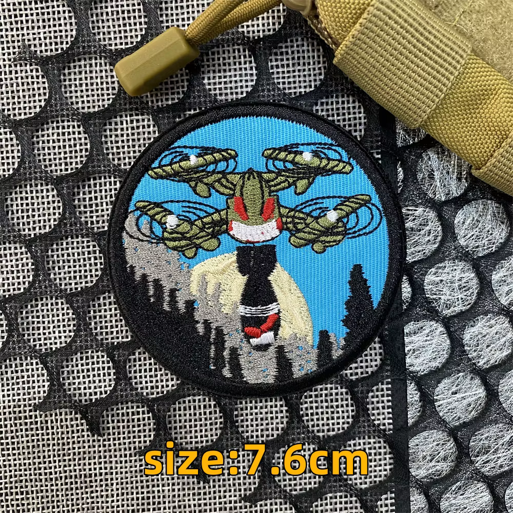 Aplicación de parche táctico en mochila militar