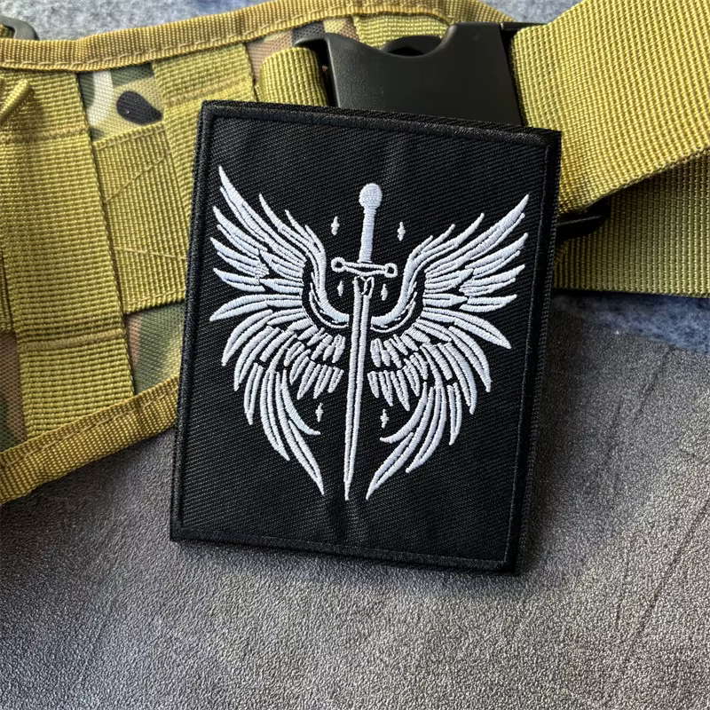 Parche chevron bordado “Alas y Espada” con diseño táctico