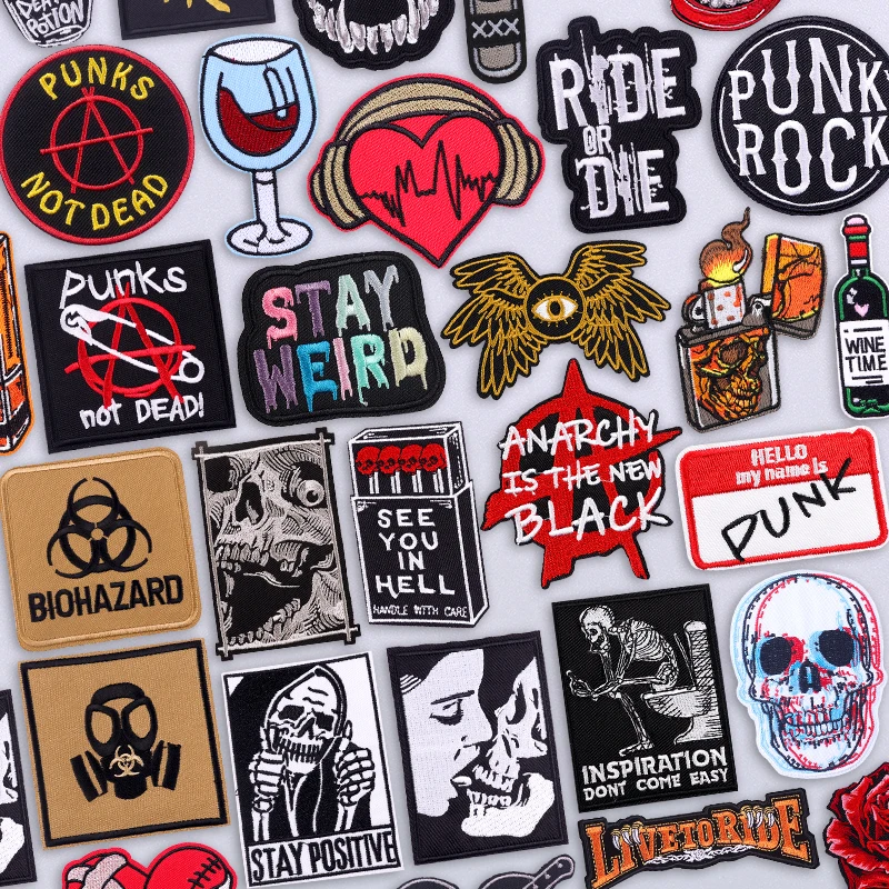 Parches bordados con estilo punk y edgy
