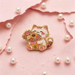Pin esmaltado de gato y flor para mochila y sombrero