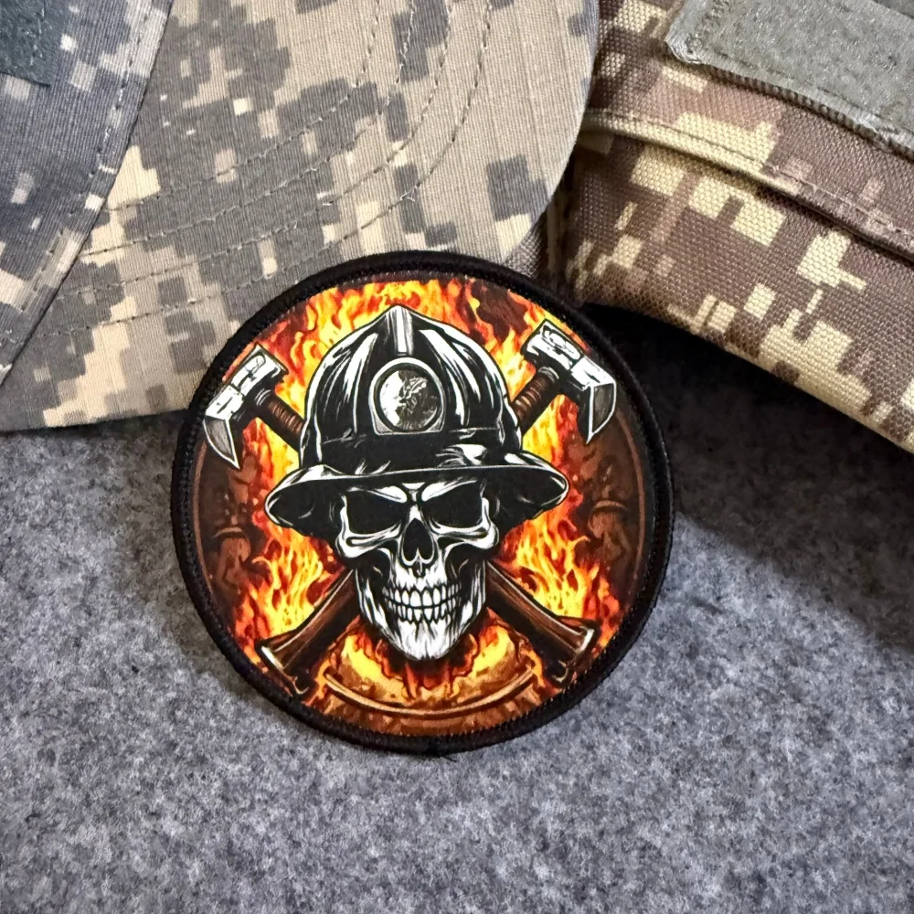 Parche táctico bomberos hachas cruzadas con Velcro para casco - imagen 3