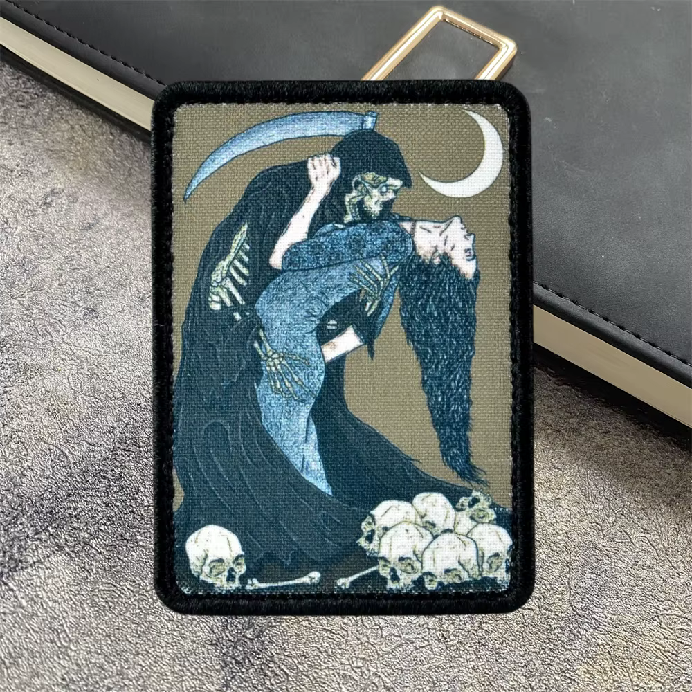 Parche táctico Dance with Death – Calavera con hoz para equipamiento MOLLE - imagen 5
