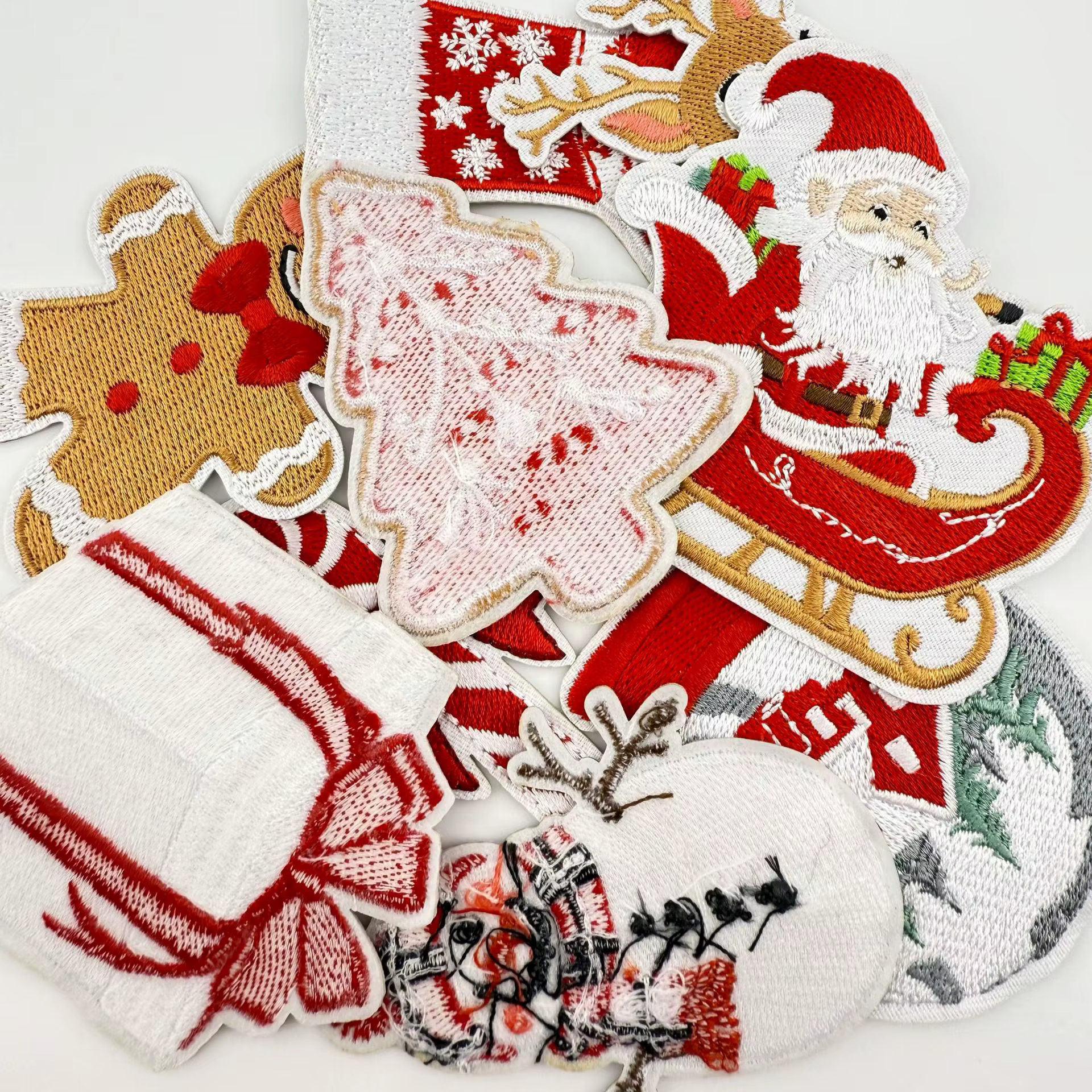 Set de varios parches bordados navideños