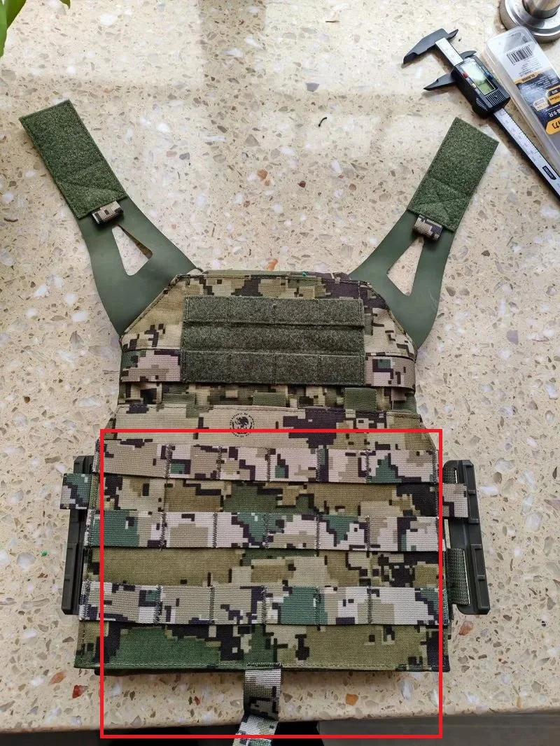 Chaleco Deportivo para Exteriores M4 con panel frontal triple en uso