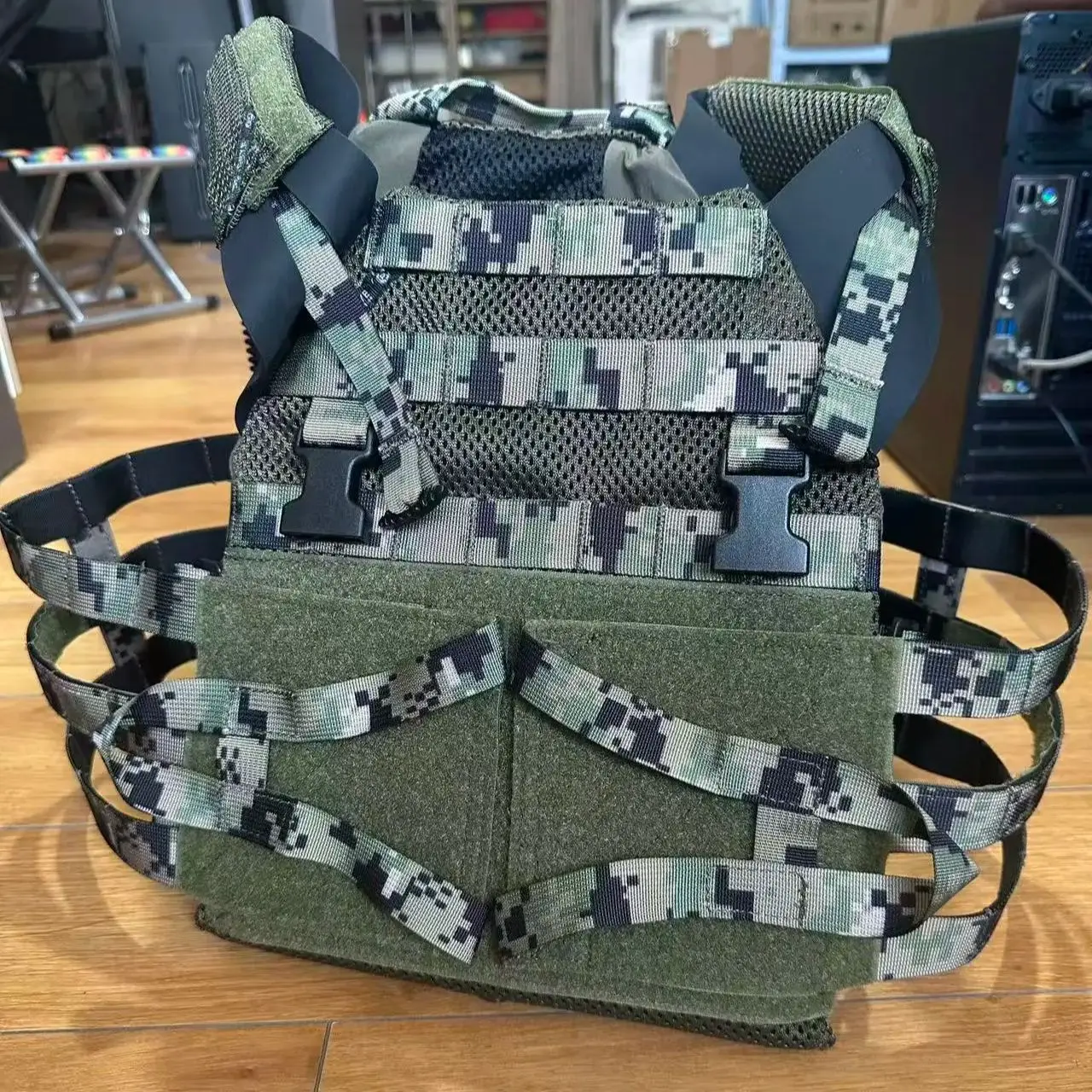 Chaleco camuflado AOR1 AOR2 en vista frontal
