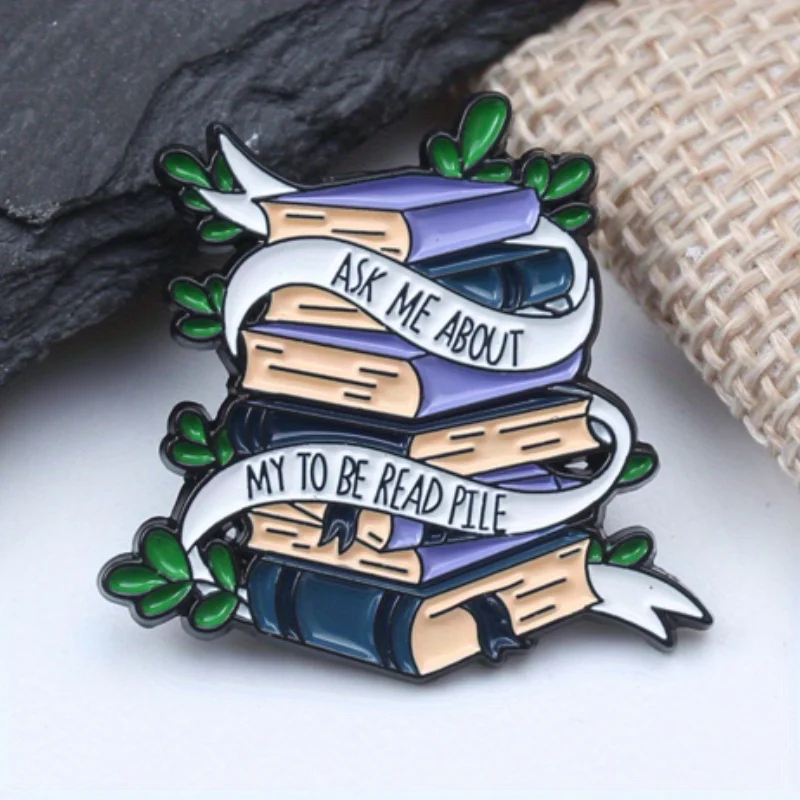Pin esmaltado de libros y gatos para amantes de la lectura - imagen 2