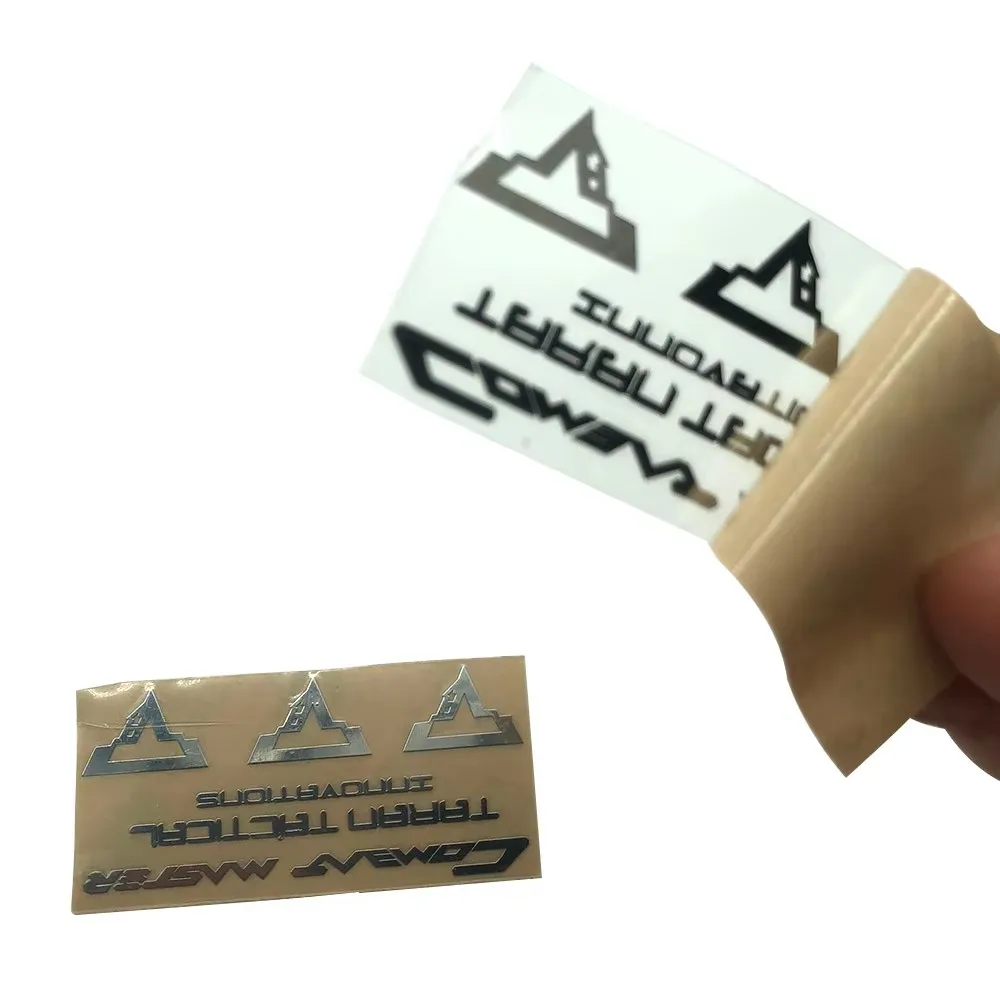 Accesorios tácticos con pegatinas metálicas aplicadas