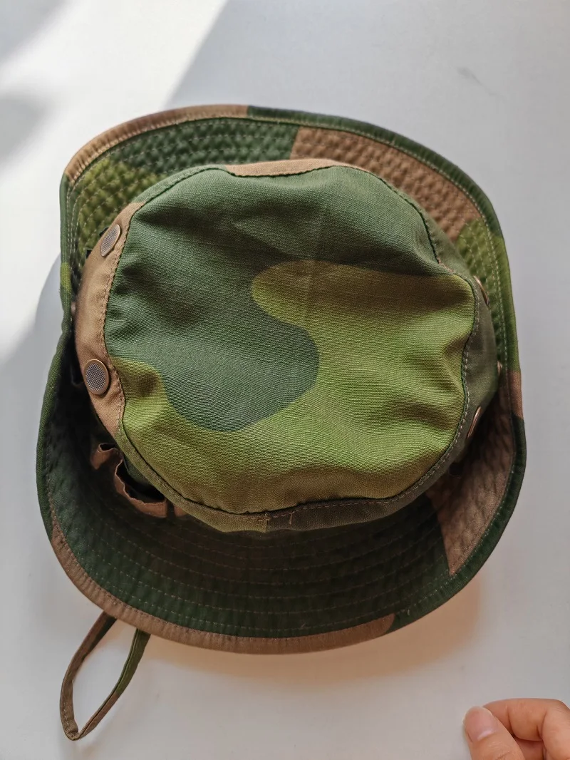 Correas MOLLE en la capa exterior del sombrero