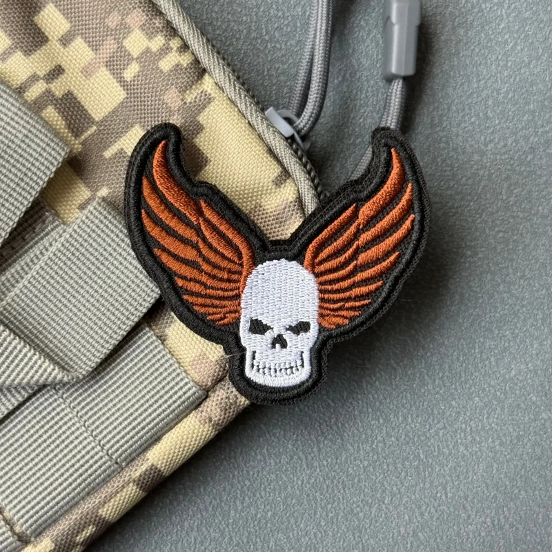 Parche táctico bordado calavera alas – velcro para mochila y ropa - imagen 2