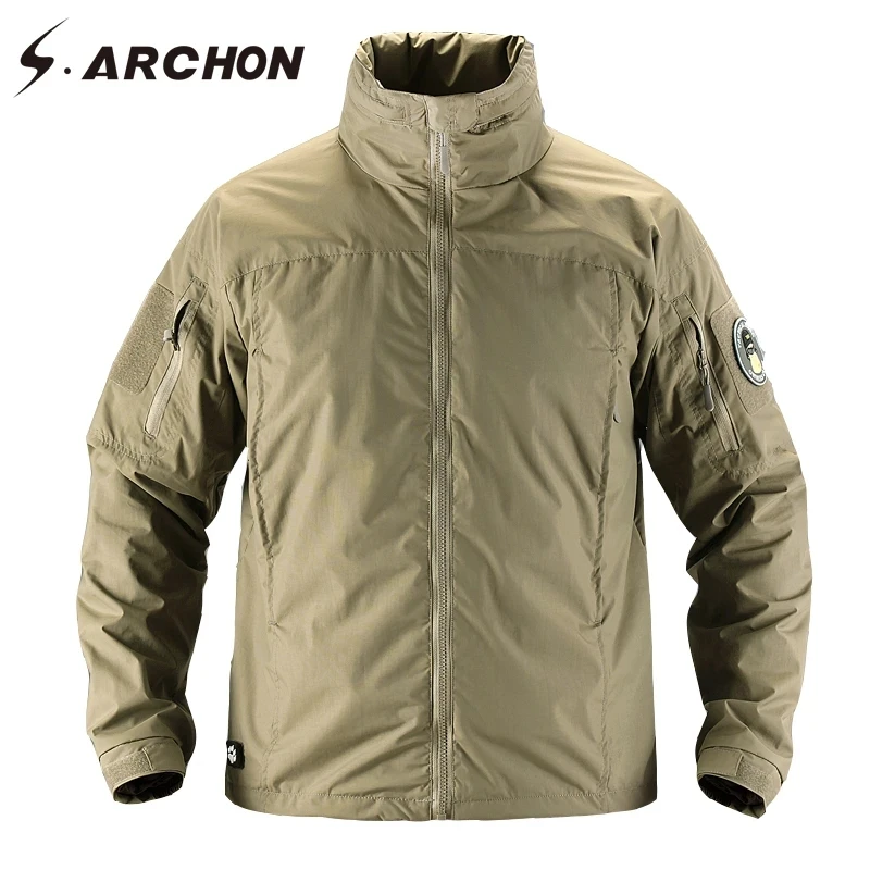 Chaqueta bomber en verde militar con capucha