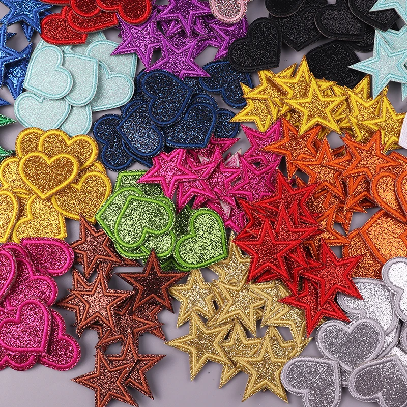 Parches de purpurina corazón y estrella sobre tela vaquera