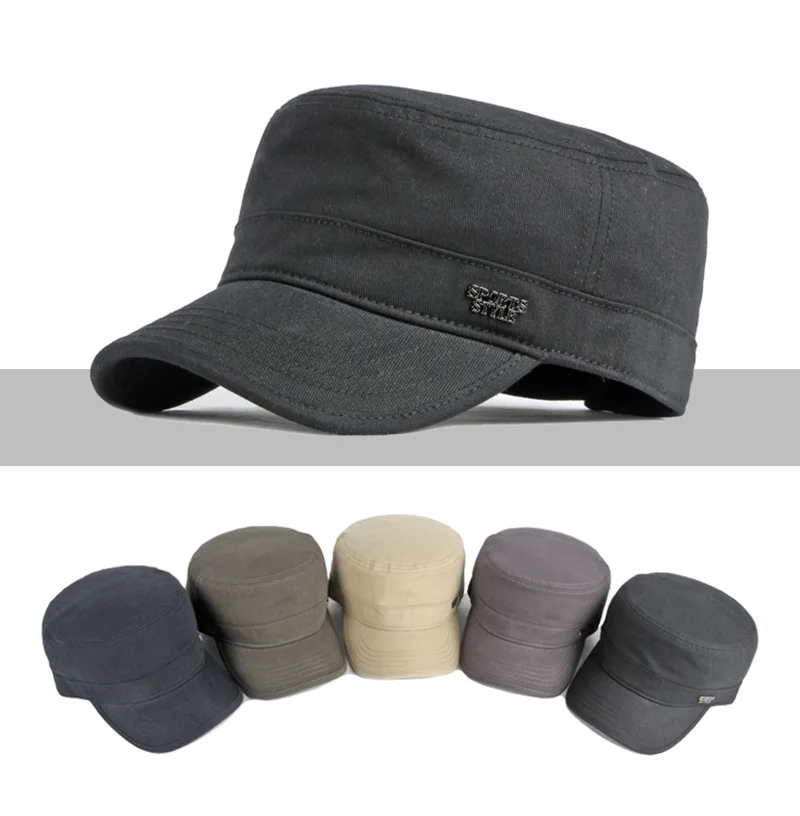 Gorra militar casual con etiqueta metálica