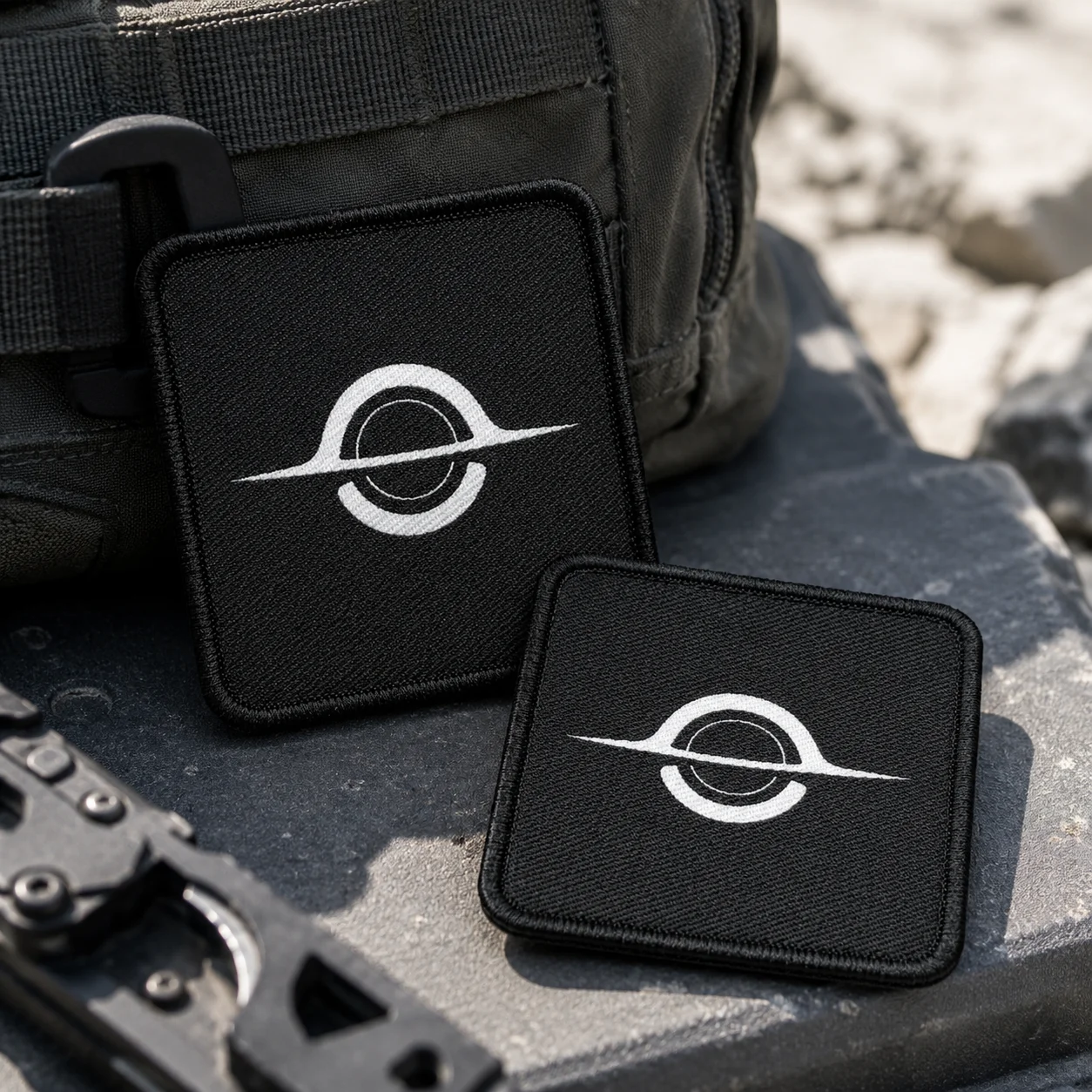 Parche de velcro diseño agujero negro minimalista para mochila - imagen 3