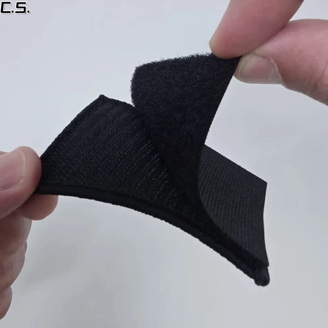 Parche de cruz celta con detalles bordados sobre tejido oscuro