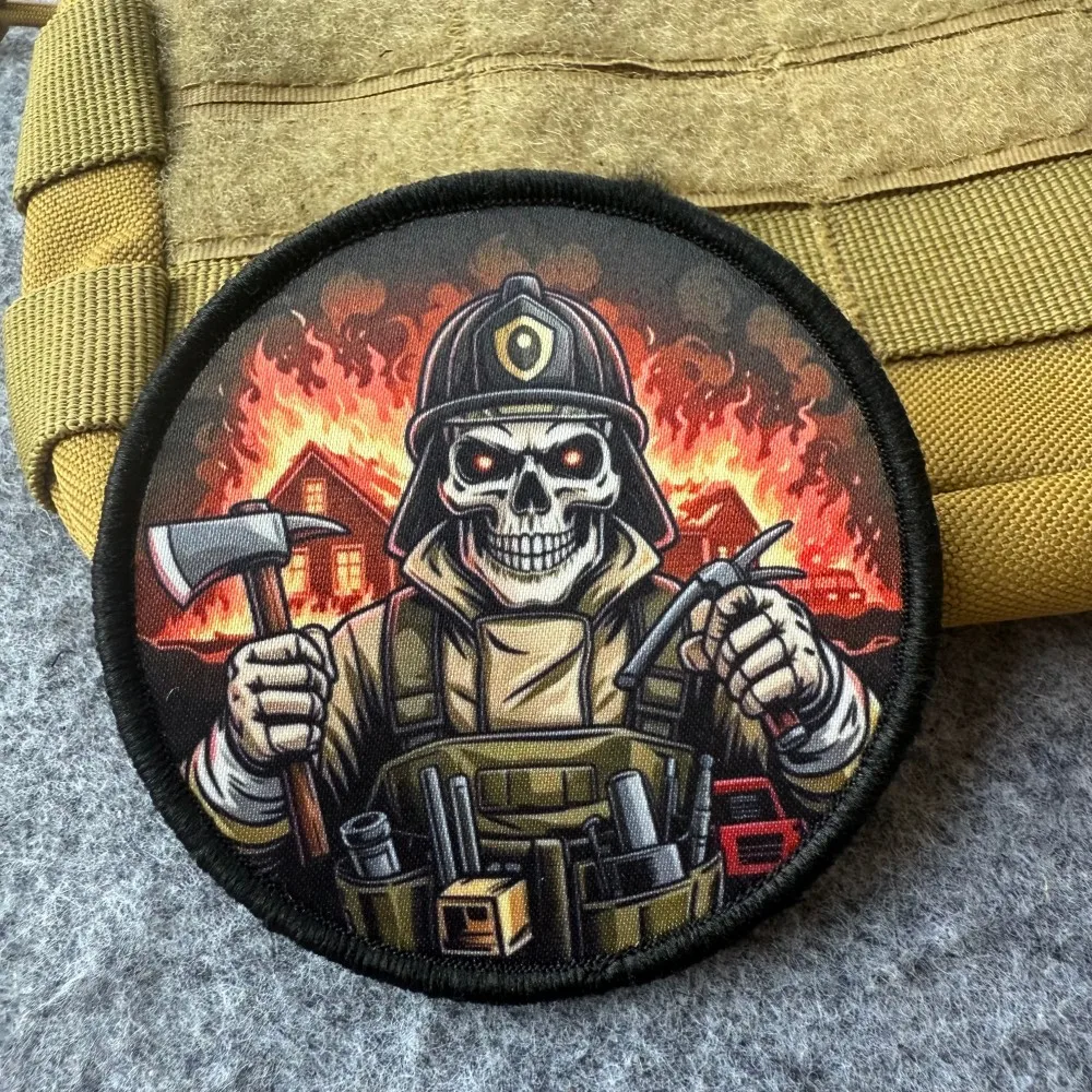 Parche táctico de bombero con calavera y hacha – Insignia moral - imagen 3
